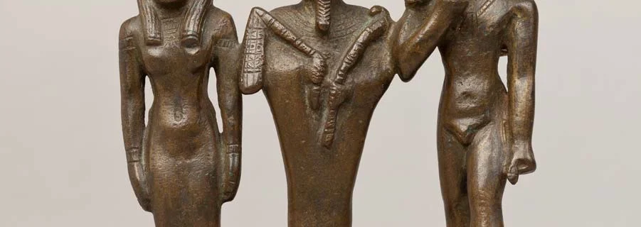 Estatueta da tríade de Osíris (centro), Ísis (esquerda) e Hórus (direita), Egito ptolomaico, 664–30 a.C.